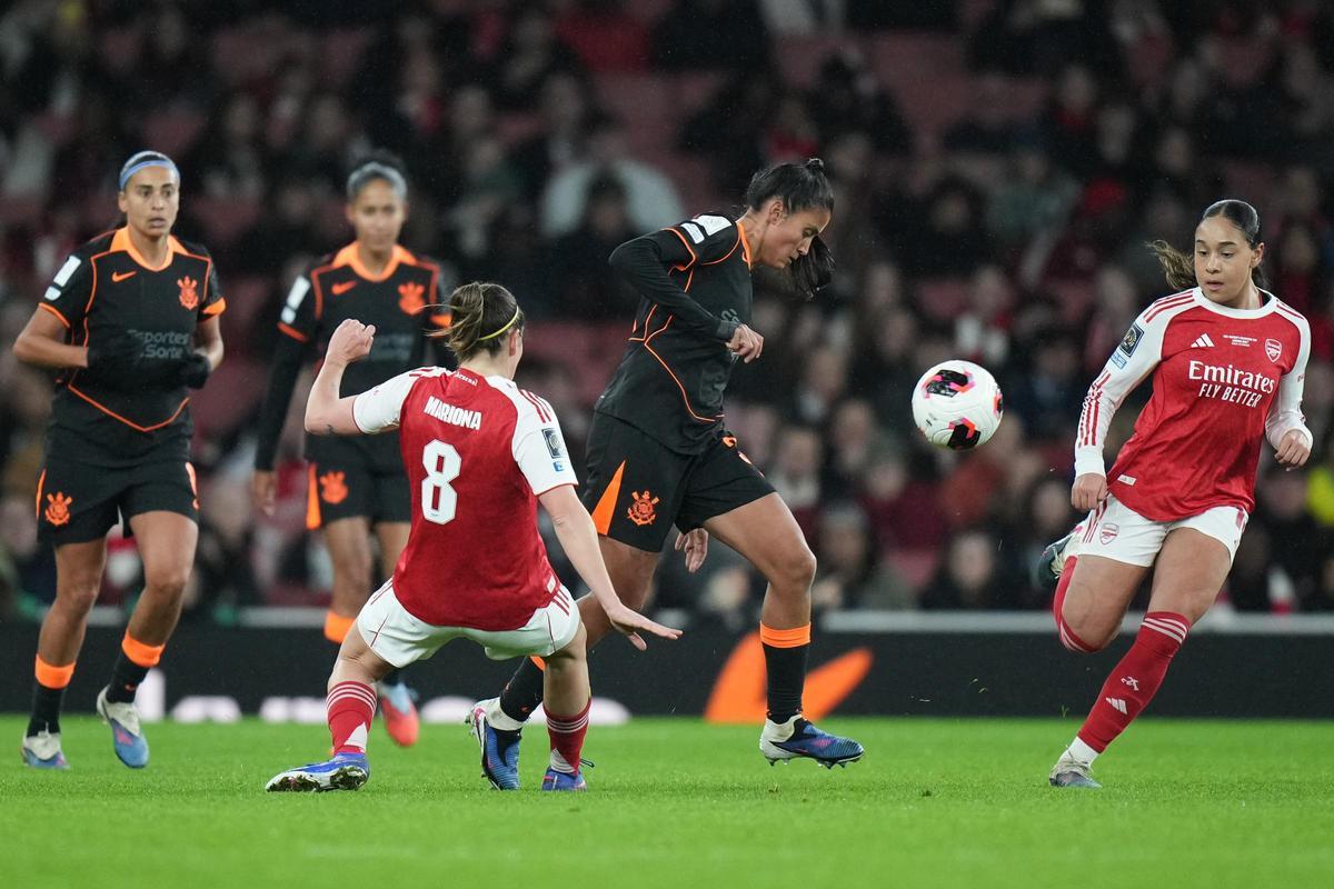 Mariona Caldentey presiona a Duda Sampaio durante el partido.