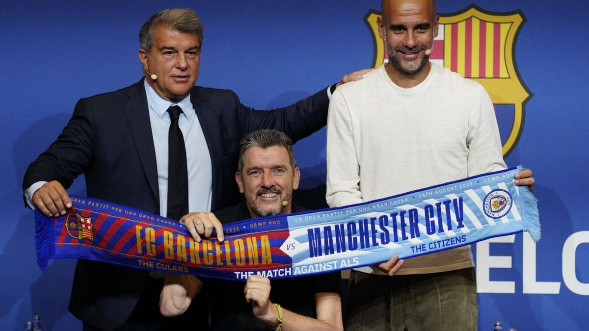 Unzué, afectat per la malaltia, ahir amb Joan Laporta i Pep Guardiola. | ENRIC FONTCOBERTA/EFE