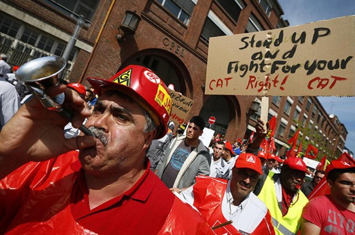 Treballadors d’Opel participen en una manifestació davant de la seu històrica de l’empresa, a Ruesselsheim (Alemanya), per exigir salaris més alts i mirar de mantenir les fàbriques obertes.