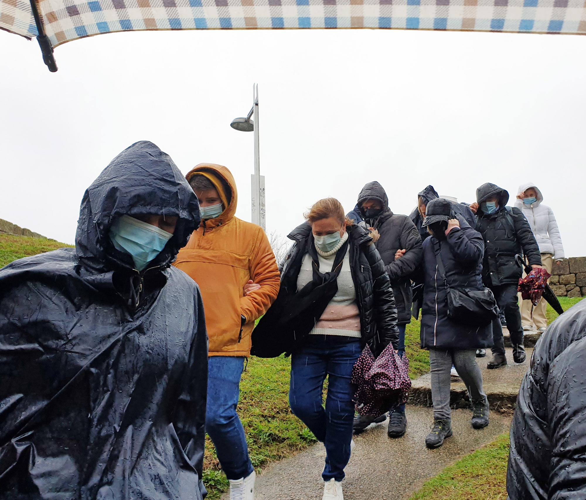 Temporal en Galicia: la borrasca Barra llena Vigo de paraguas y chubasqueros