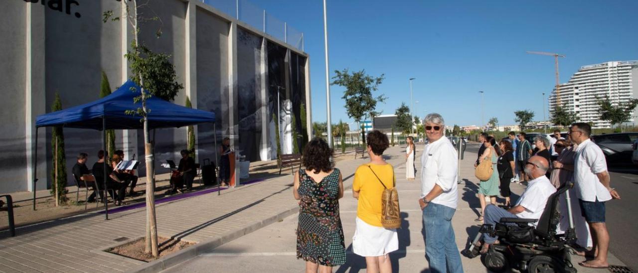 Inauguración del mural en la pared del frontón municipal de Canet d’en Berenguer.  | DANIEL TORTAJADA