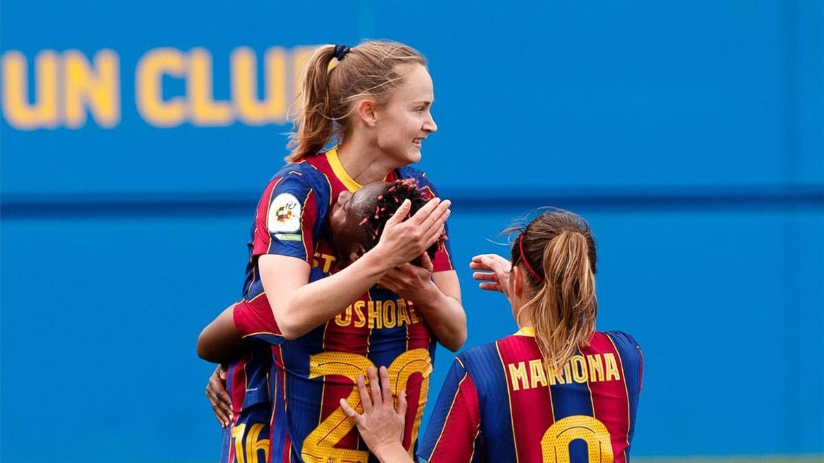 Hansen celebrando un gol con Oshoala y Mariona