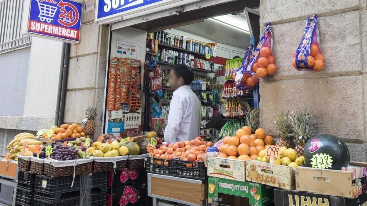 Un comercio regentado por paquistanís en el Eixample de Barcelona.