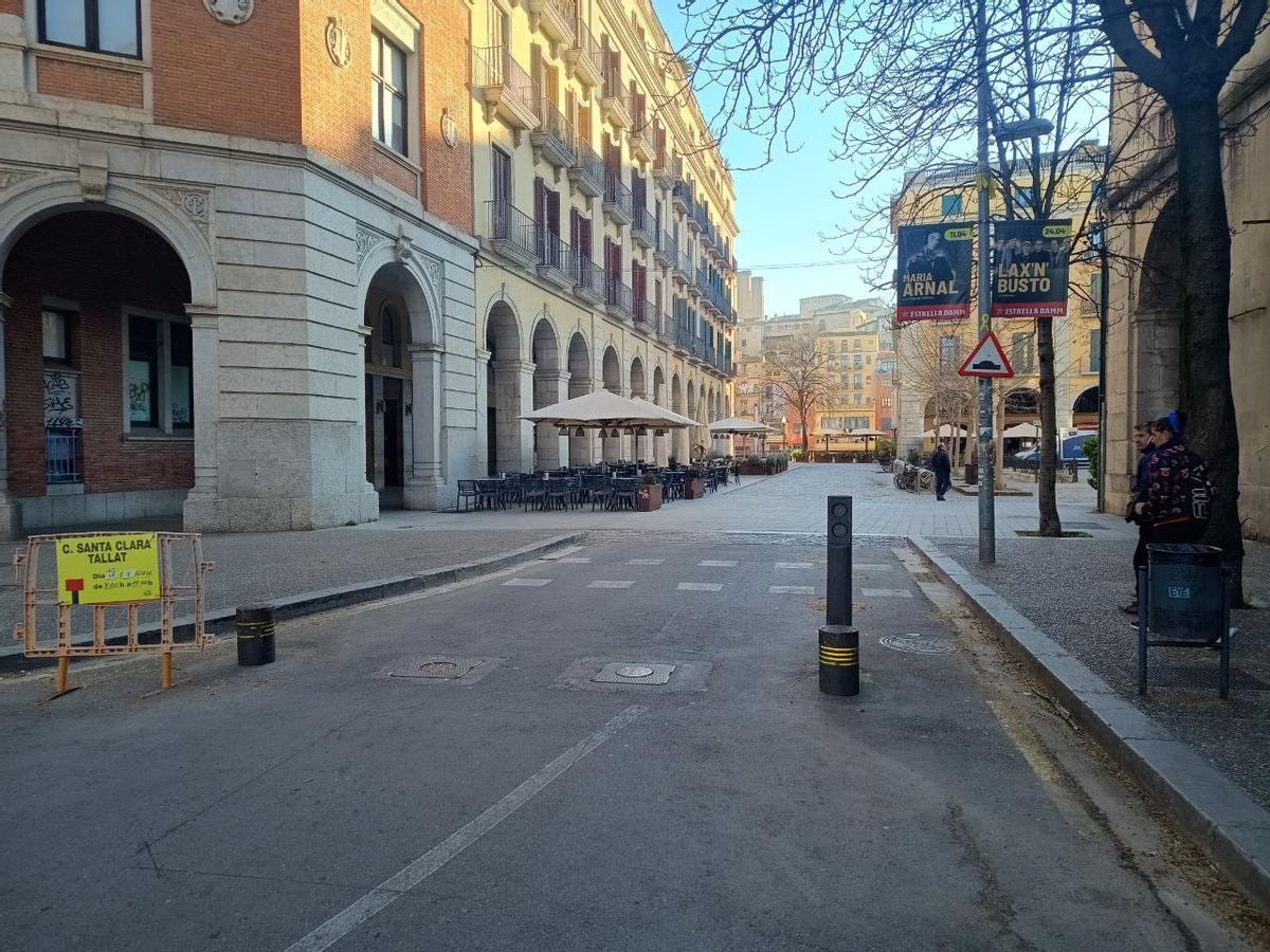 Accés a la plaça de la Independència des de Ramon Folc, on es reparen les pilones retràctils i es talla l’entrada de vehicles.