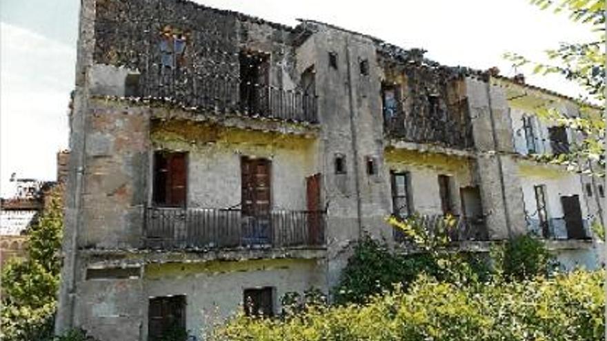 Aquest és l&#039;estat d&#039;alguns dels habitatges abandonats de Cal Vidal que es veuen des de l&#039;autovia mateix