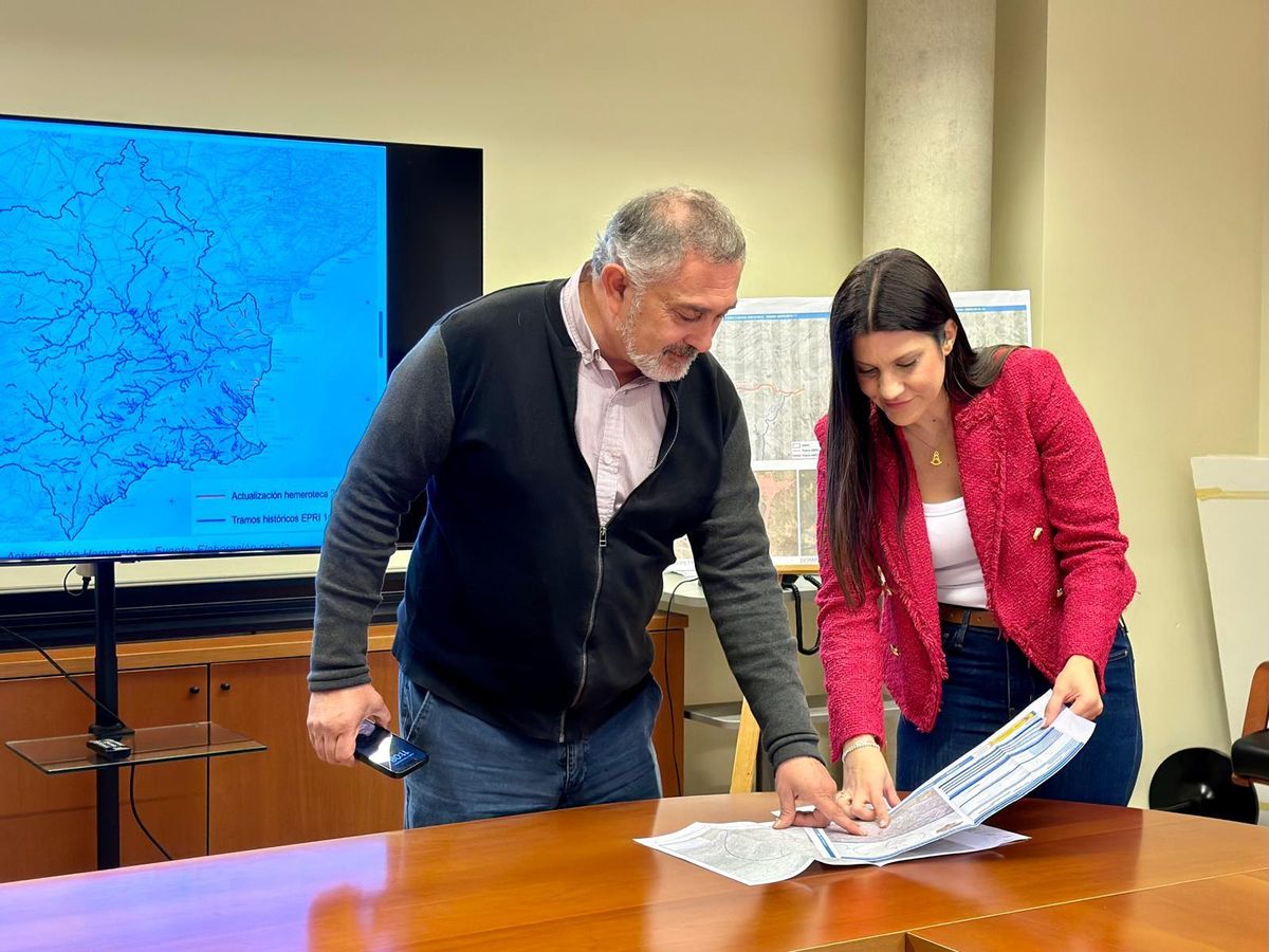 Hernández y Meca examinan la documentación al respecto de las Áreas de Riesgo Potencial de Inundaciones.