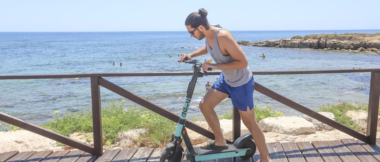 El uso de los patinetes eléctricos de alquiler se extiende en Orihuela Costa, generando quejas vecinales