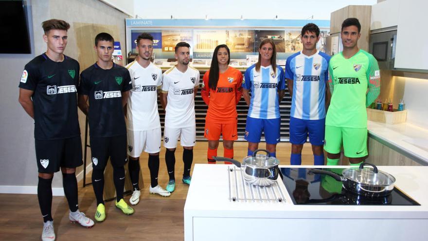 El acuerdo entre Tesesa y el Málaga CF se hizo oficial, y el acto de presentación tuvo lugar en las oficinas centrales de la empresa malagueña, que vuelve a convertirse en partrocinador principal. 1 Jugadores del primer equipo, masculino y femenino, y canteranos con las nuevas equipaciones.