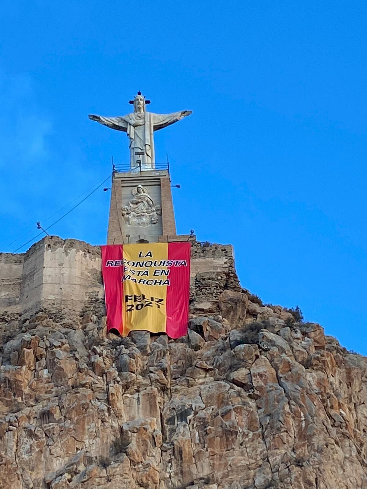 El Cristo de Monteagudo, con una pancarta a principios de 2021.