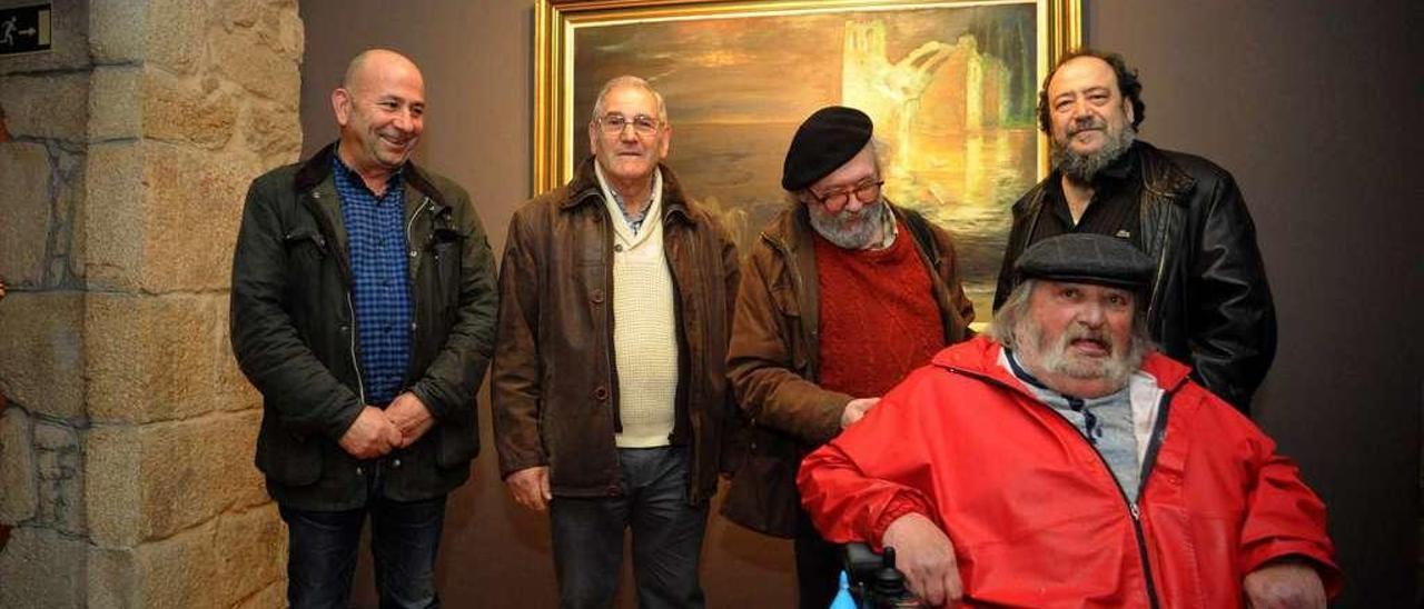 Desde la izquierda, Manolo Paz, Carlos Oubiña, Kukas, J.Méndez y Lino Silva, que exponen en &quot;Cambados e o FOGA&quot;. // Iñaki Abella