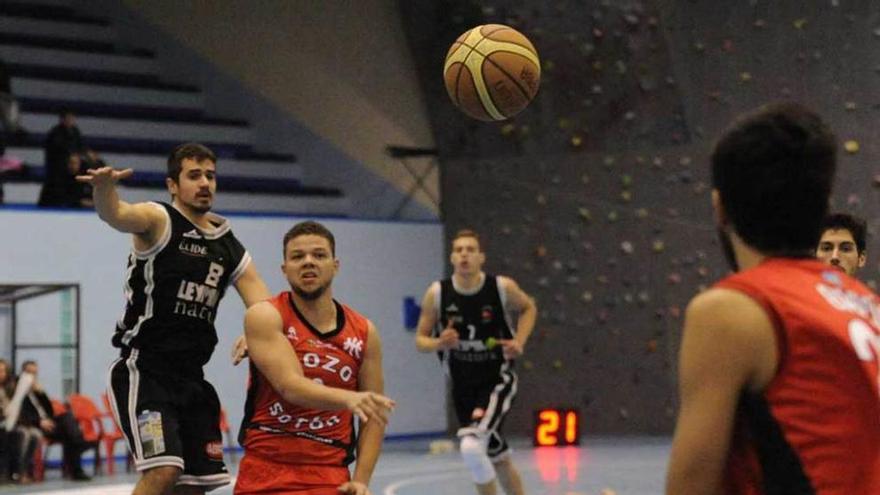 Pereira pasa el balón a Álex Lesmes ante el Estudiantes de Lugo. j. r. silveira