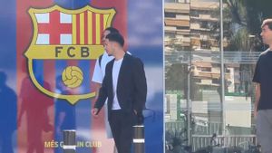 Ronny Bardghji acaba de firmar su contrato con el Barça en las oficinas del club