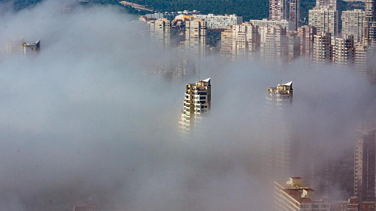 La niebla devora los rascacielos de Benidorm