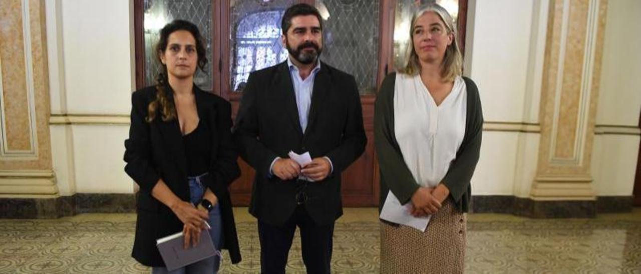 Avia Veira, Roberto Rodríguez y María García, ayer en su acto de protesta conjunto.   | // CARLOS PARDELLAS