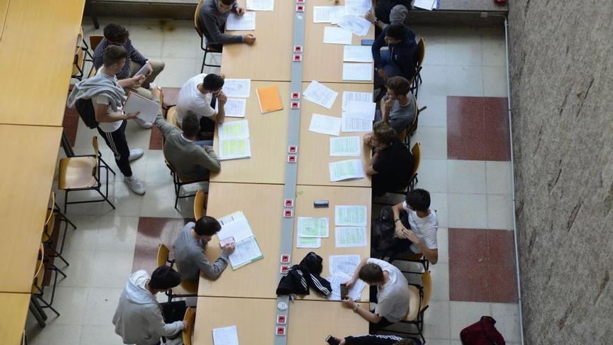 Alumnos preparan selectividad en A Coruña.