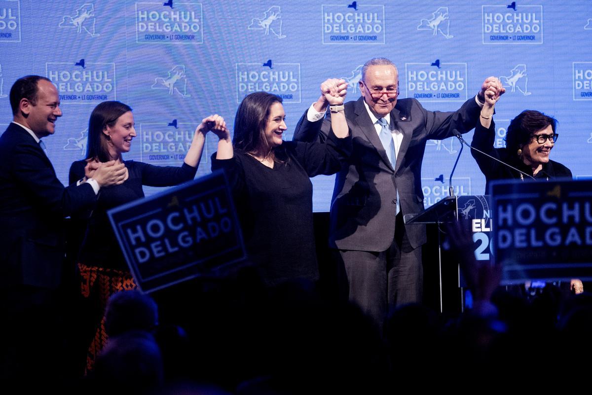 New York (United States), 09/11/2022.- Majority Leader of the United States Senate Chuck Schumer (2-R) celebrates with family after winning his senate race during Governor Hochul’s Election Night Watch Party in New York, New York, USA, 08 November 2022. The US midterm elections are held every four years at the midpoint of each presidential term and this year include elections for all 435 seats in the House of Representatives, 35 of the 100 seats in the Senate and 36 of the 50 state governors as well as numerous other local seats and ballot issues. (Elecciones, Estados Unidos, Nueva York) EFE/EPA/SARAH YENESEL