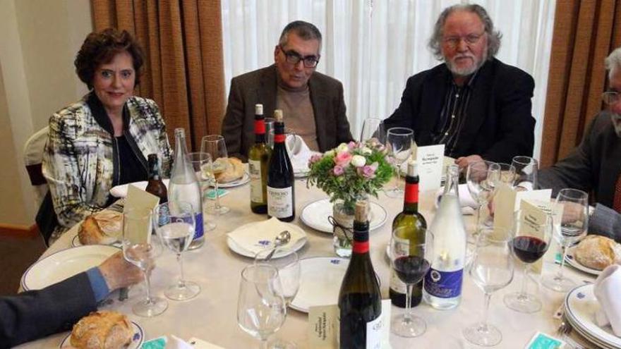 Raimundo Sendino, Encarna Álvarez, González Martín, Pulido y Ledo, durante el almuerzo. // Marta G. Brea