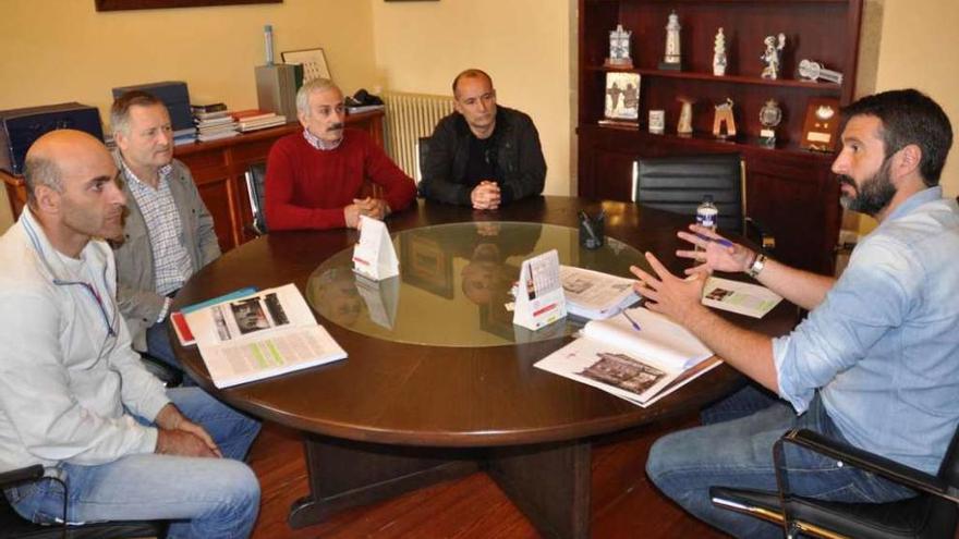 El alcalde de Vilagarcía, Alberto Varela, con representantes del comité de empresa de Larsa. // Noé Parga