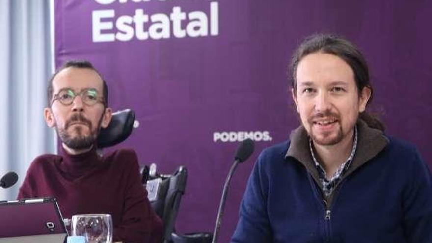 Pablo Iglesias (dcha.) y Pablo Echenique, ayer, durante la reunión de urgencia del Consejo Ciudadano Estatal de Podemos. // Europa Press