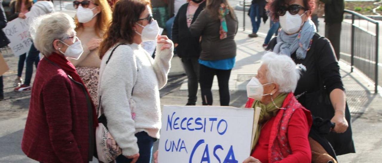 Teodora Pérez González, conocida como Argensola la de Todoque, en una manifestación de afectados por el volcán.