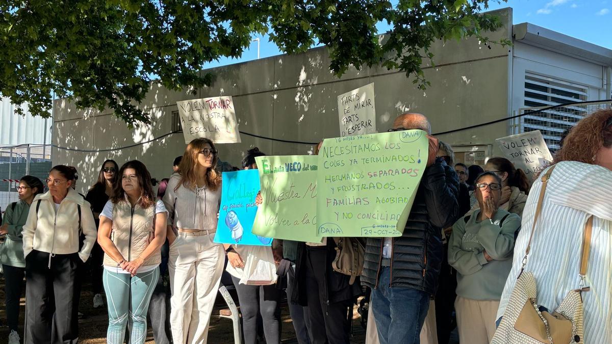 Protesta de las familias del Vil·la Romana de Catarroja que siguen sin poder volver a clase.