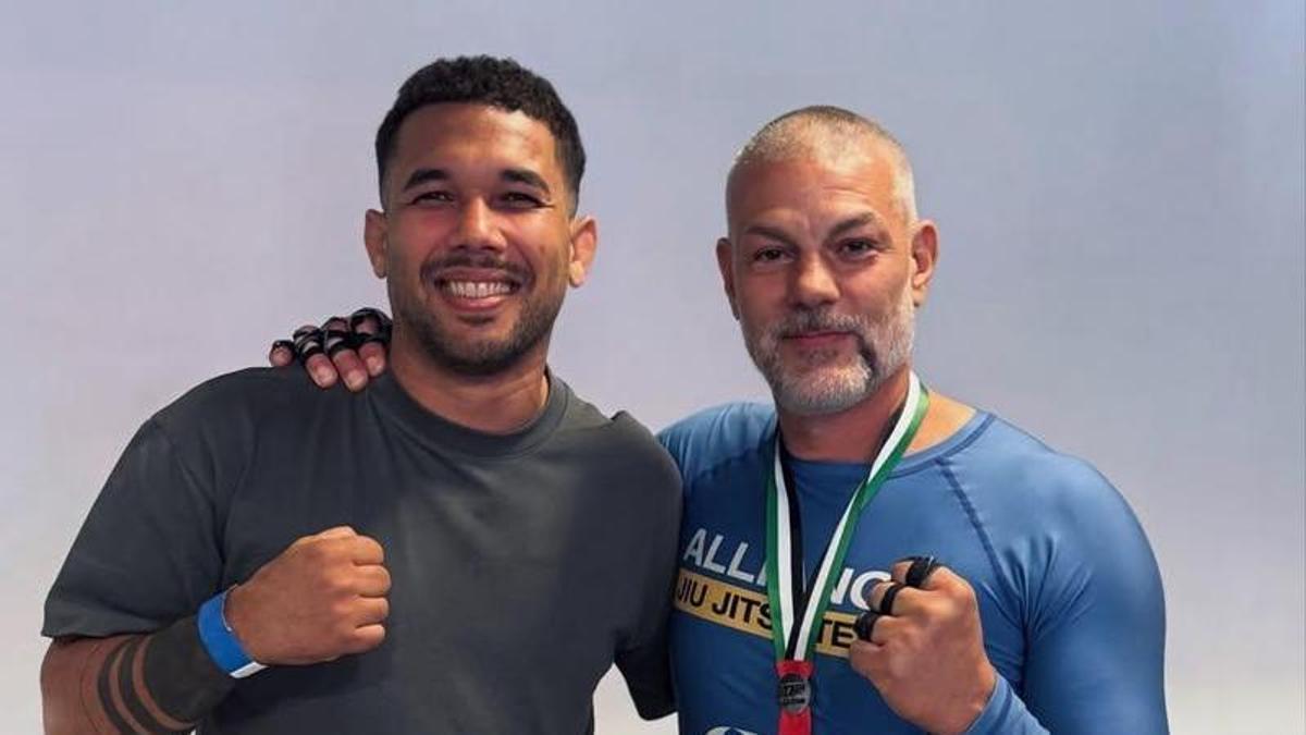 Yann Pissenem, junto a su entrenador Felipe Germano tras conseguir la medalla de plata