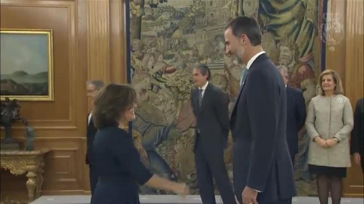 Després de jurar el càrrec com a ministres, han saludat un per un el rei Felip VI en l’acte que ha tingut lloc al Palau de la Zarzuela.