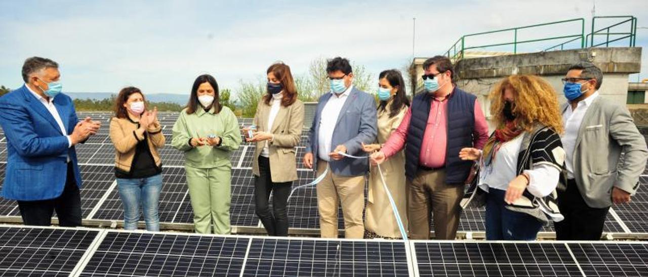 O Salnés presentó en marzo pasado una planta fotovoltaica en la depuradora de Treviscoso. |   // IÑAKI ABELLA