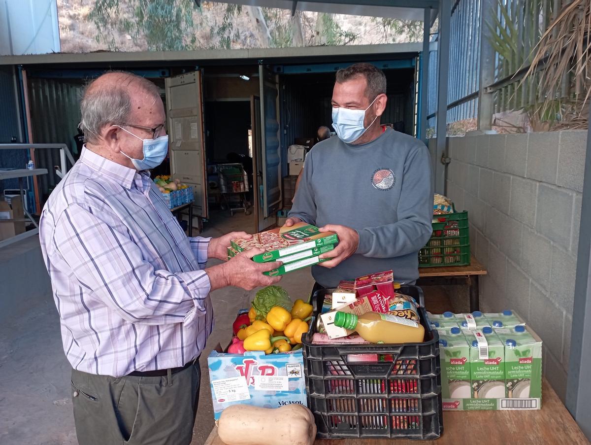 Entregando un lote de alimentos a José, de una de las familias beneficiarias.