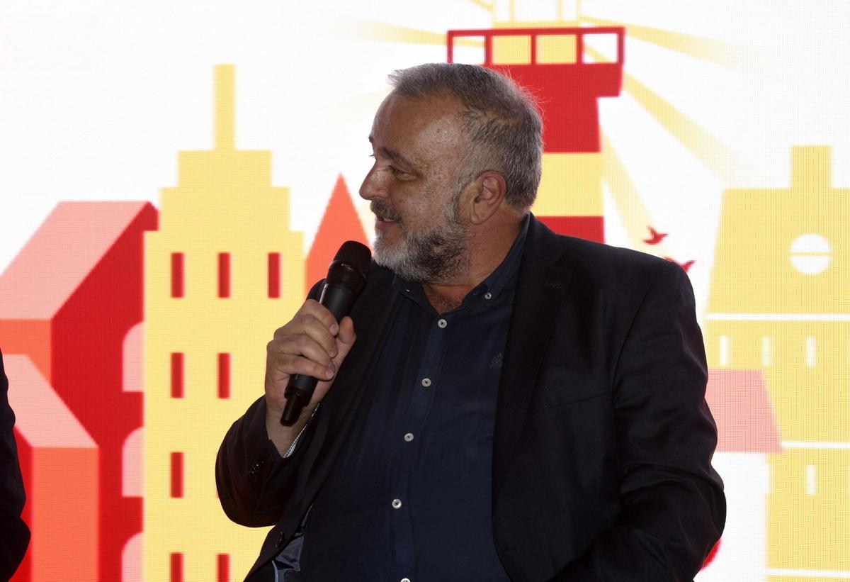 José Alberto Pardo, director de La Opinión, moderó la mesa redonda sobre el litoral.