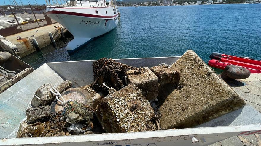 Todas las imágenes de la limpieza de fondos marinos en Sant Josep