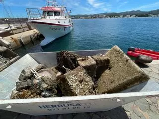 Sant Josep retira más de 12 toneladas de muertos ilegales y otros residuos del fondo del mar