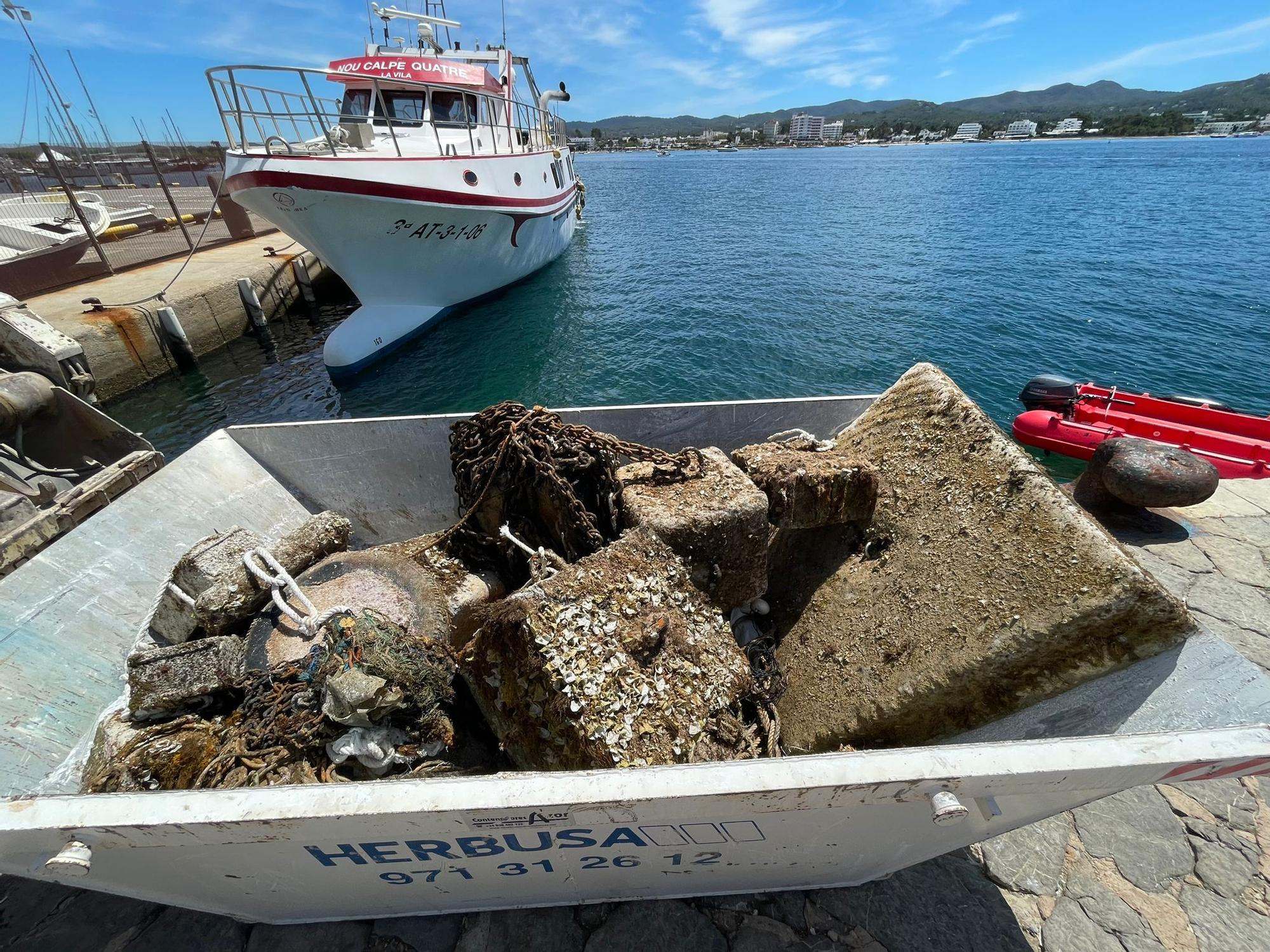 Todas las imágenes de la limpieza de fondos marinos en Sant Josep