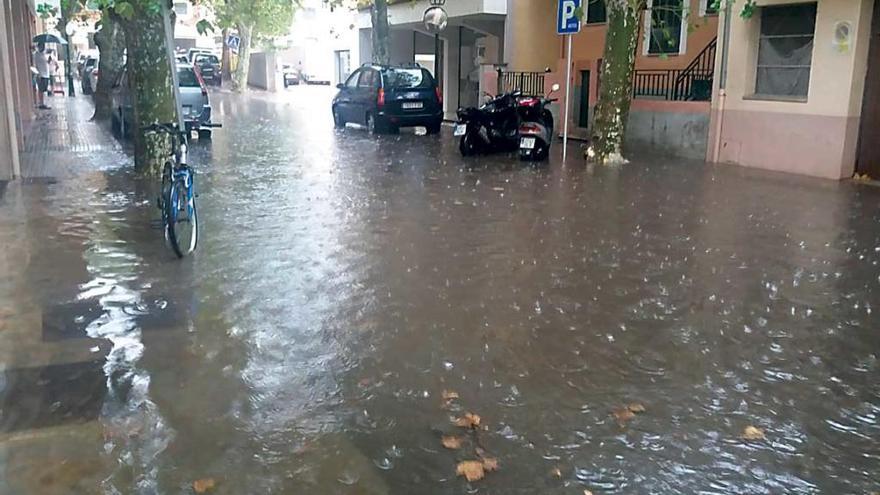 Calles inundadas en Palma por la tormenta del viernes.