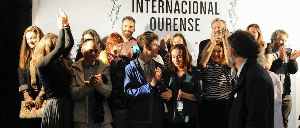 El equipo de &quot;Trinta Lumes&quot; aplaude a Fran Gayo en la inauguración del 22 OUFF. // Brais Lorenzo