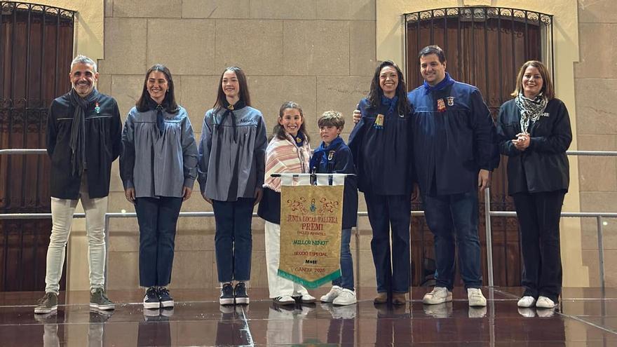 Los representantes de la Vilanova, al subir al recoger el premio