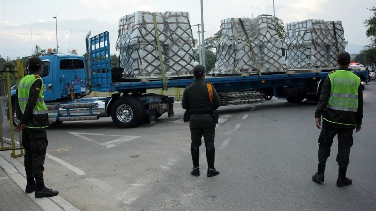 Policías colombianos vigilan un camión con ayuda humanitaria para Venezuela, en Cúcuta.