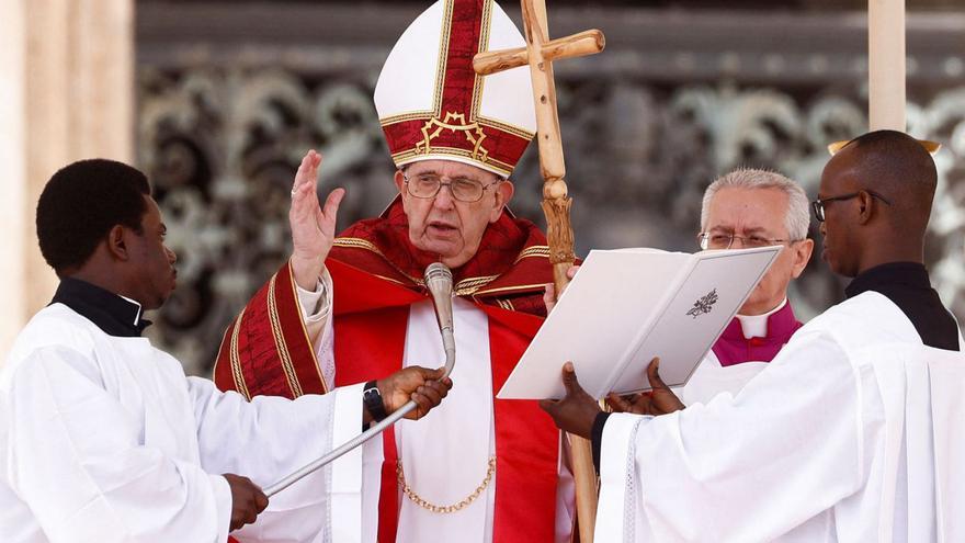 El papa Francisco, durante la misa de ayer en el Vaticano.   | // GUGLIEMO MANGIAPANE