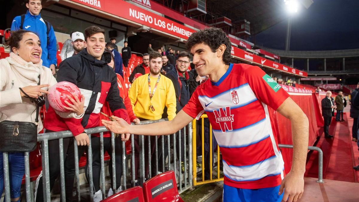 El central saluda a aficionados del Granada en su presentación en el club andaluz, donde acaba ahora el 30 de junio su cesión.