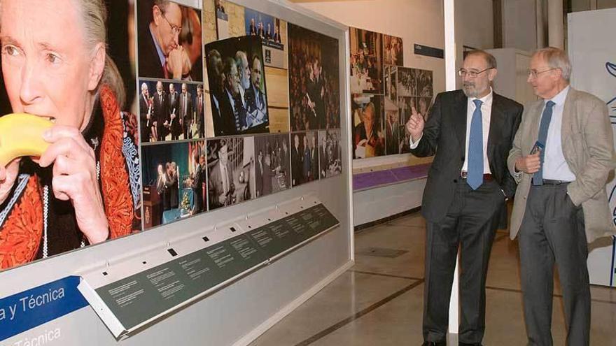 Velázquez, a la izquierda, con Hans Meinke en la apertura de una muestra sobre los premios &quot;Príncipe&quot; en Barcelona.