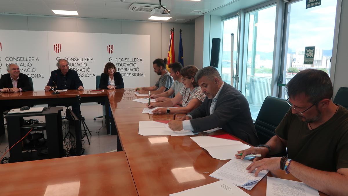 Los representantes sindicales firmando esta mañana las bases de la carrera profesional