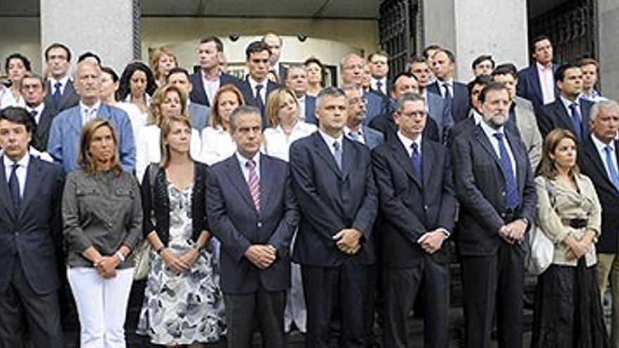 Cientos de ciudadanos y políticos guardan 5 minutos de silencio por las víctimas