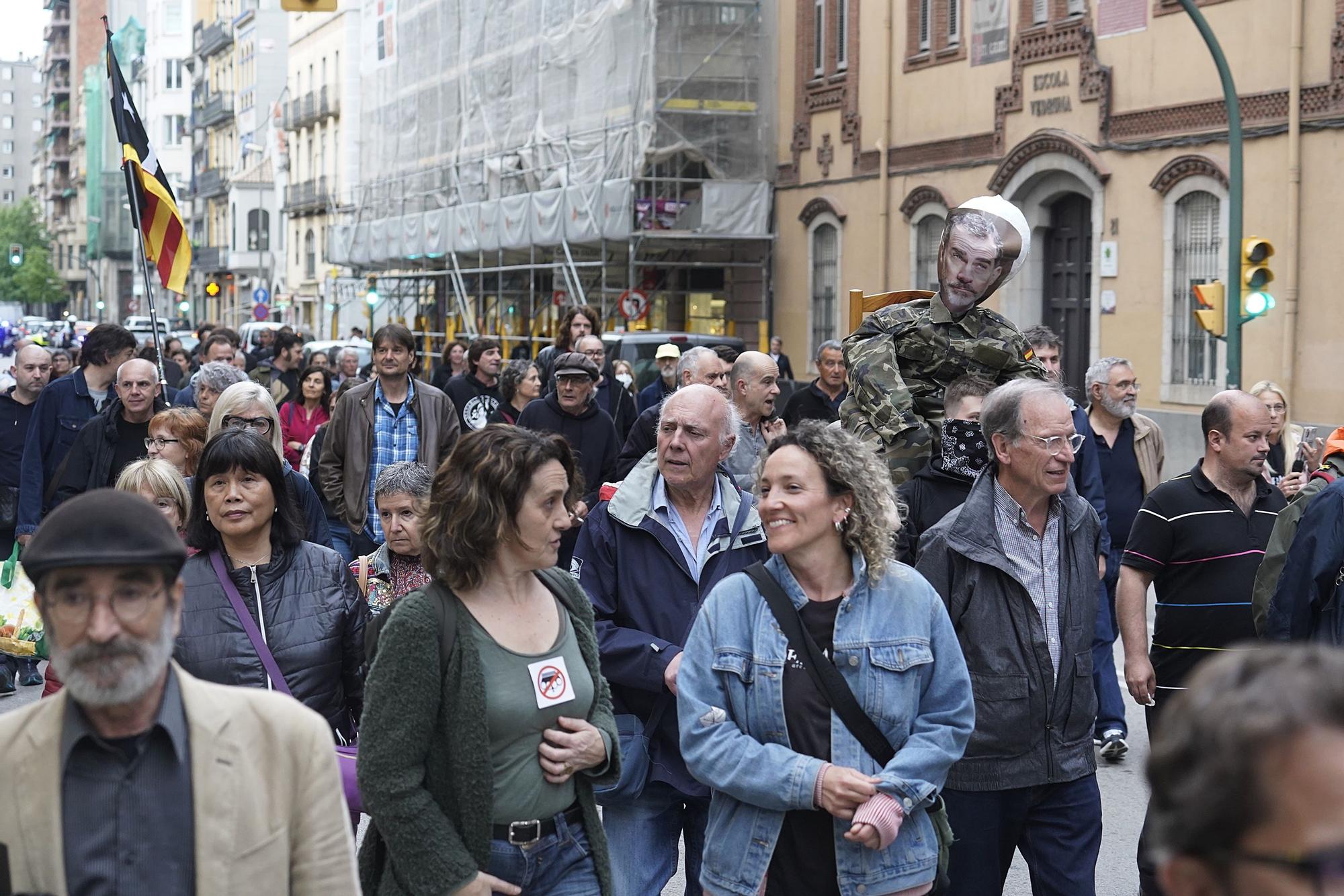 Cremen un ninot del rei a Girona