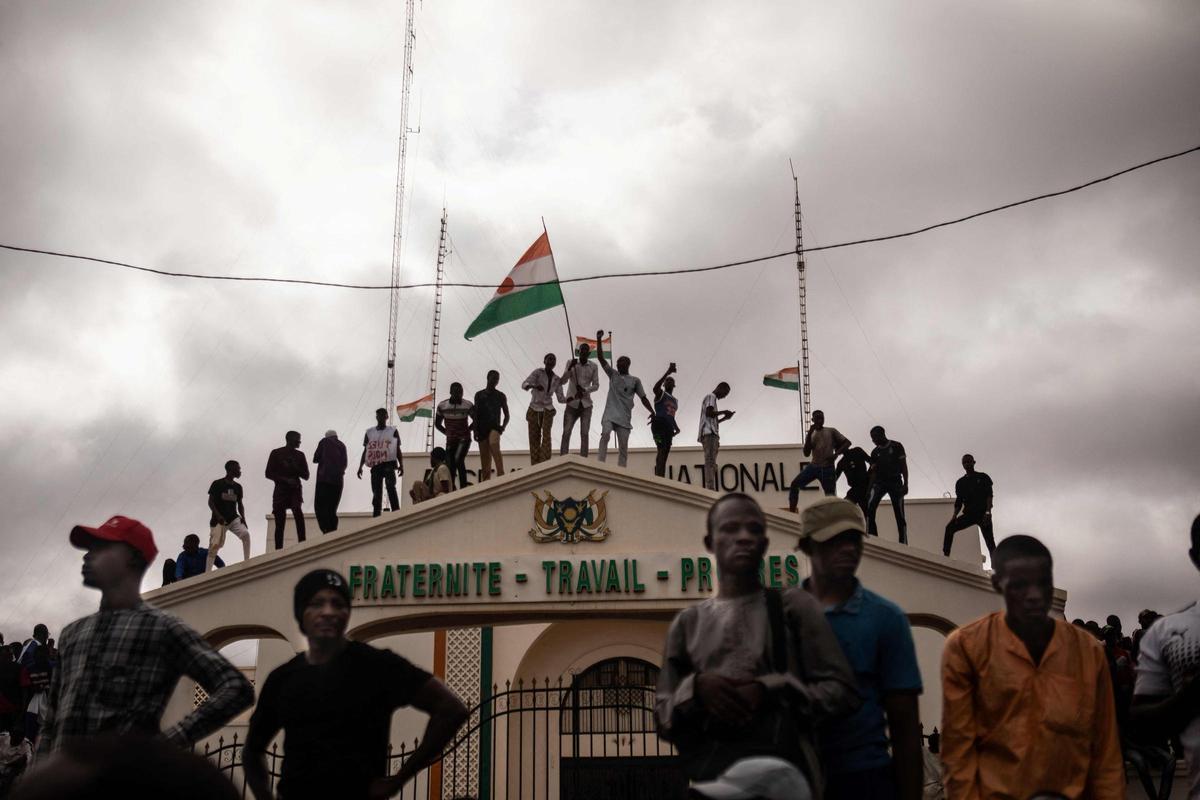 Simpatizantes de los golpistas en Níger ondean una bandera del país en una manifestación en la capital, Niamey, el pasado 3 de agosto.