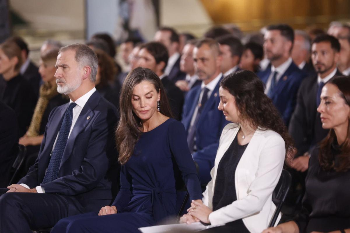 A gesture of affection from Queen Letizia to Andrea, just before her speech