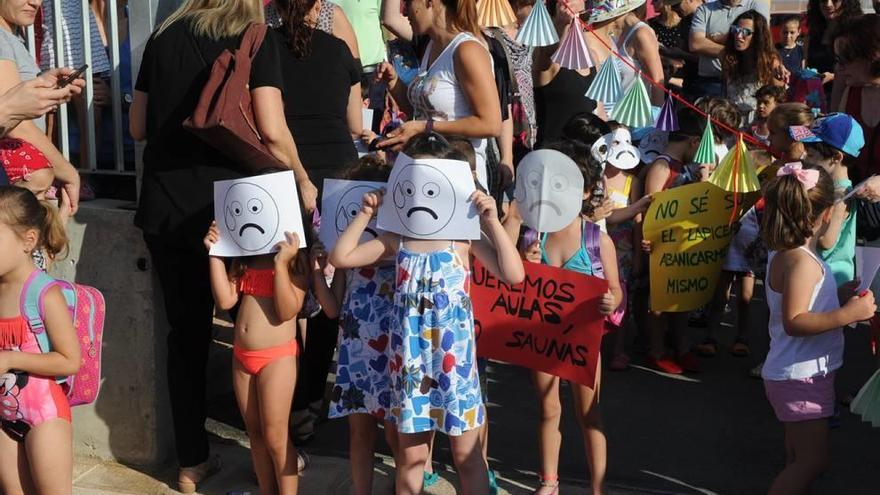 Padres y madres llevaron a sus hijos en bañador a clase en Guadalupe por el excesivo calor.