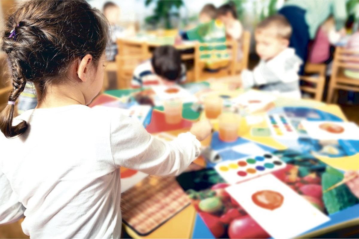 Una niña en una escuela infantil.