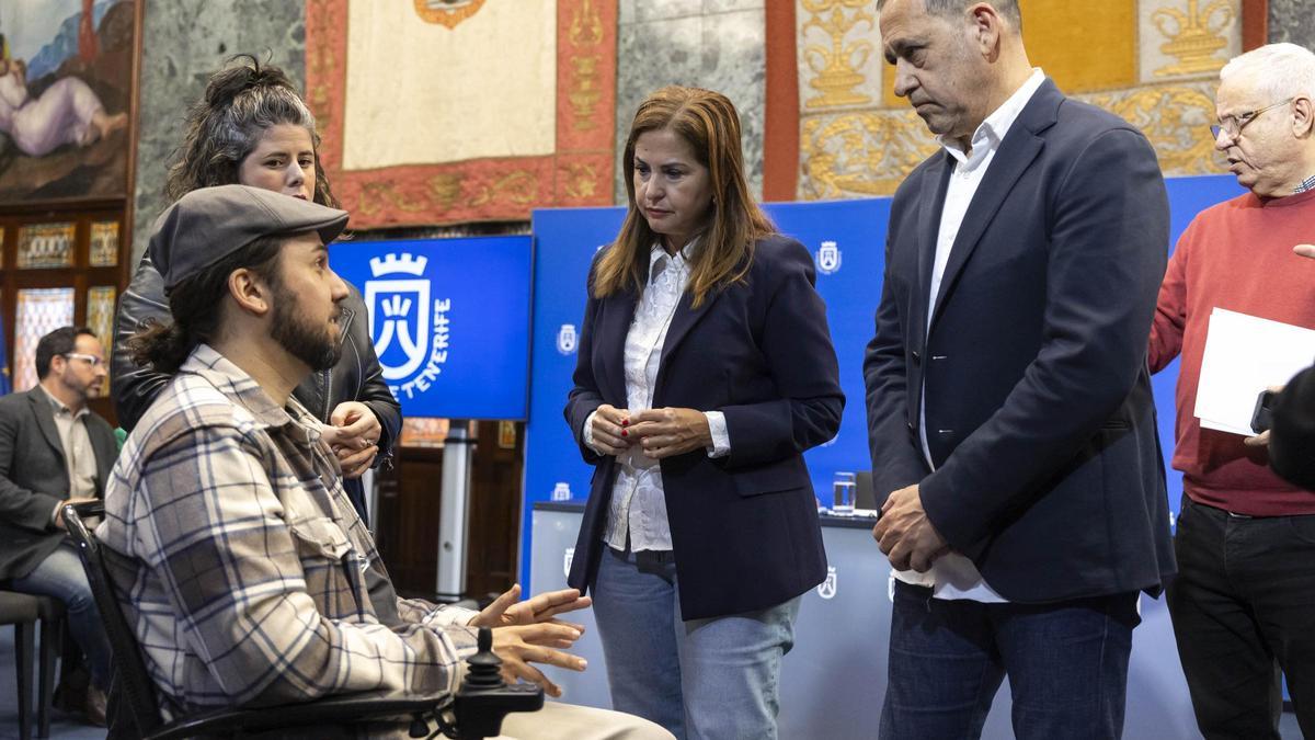 La consejera del Cabildo de Tenerife Águeda Fumero, junto al presidente asociación TeidELA, Marcelino Martín, y a Víctor Guillermo Álvarez, (paciente de ELA).