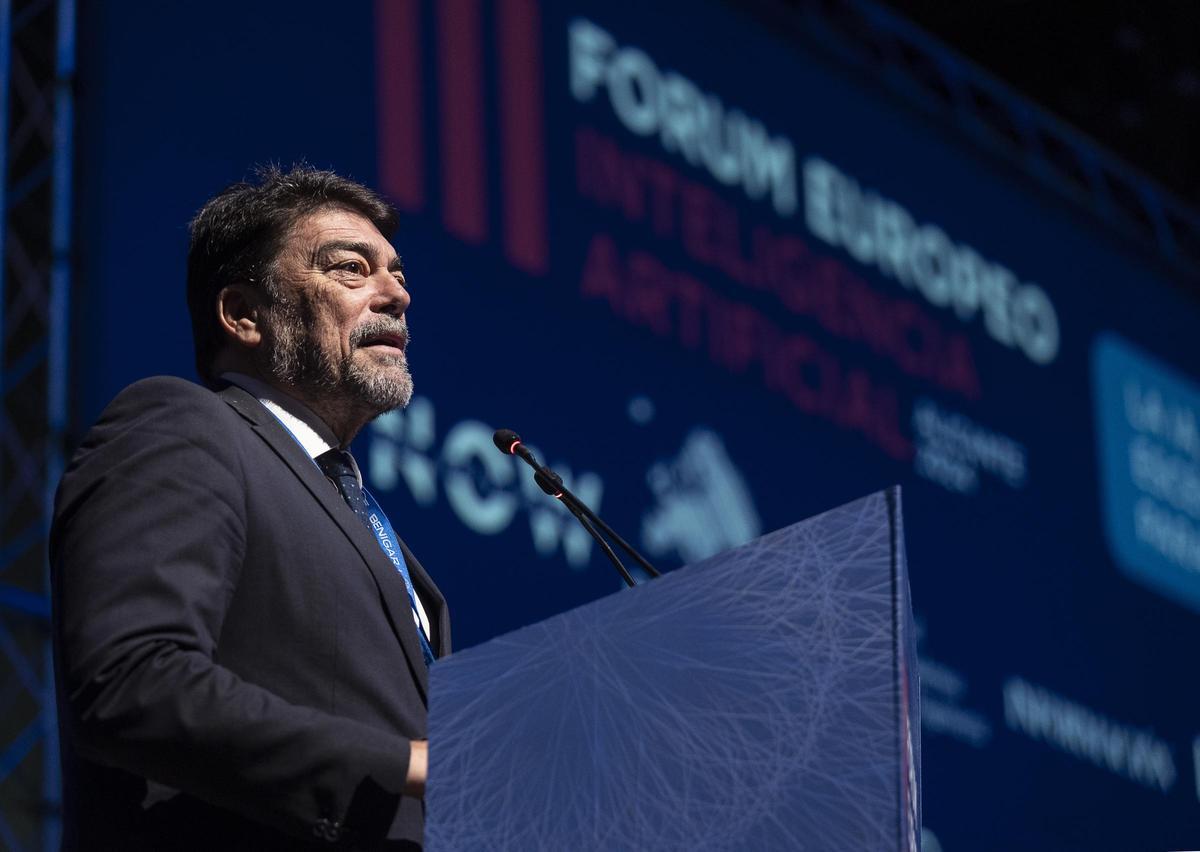 El alcalde de Alicante, Luis Barcala, este martes en la apertura del III Forum de Inteligencia Artificial