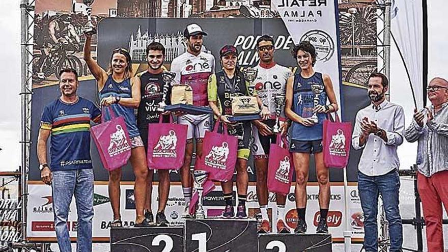 Imagen del podio con los ganadores de las tres categorÃ­as.